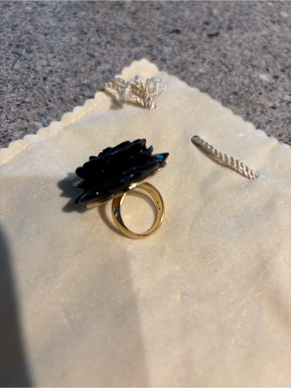 Kenneth Jay Lane Black Flower ring - Picture 2 of 6